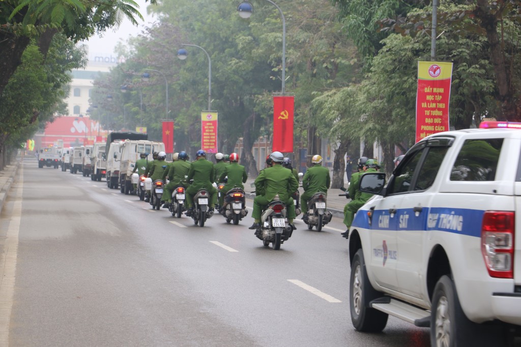 Các lực lượng triển khai diễu hành ra quân