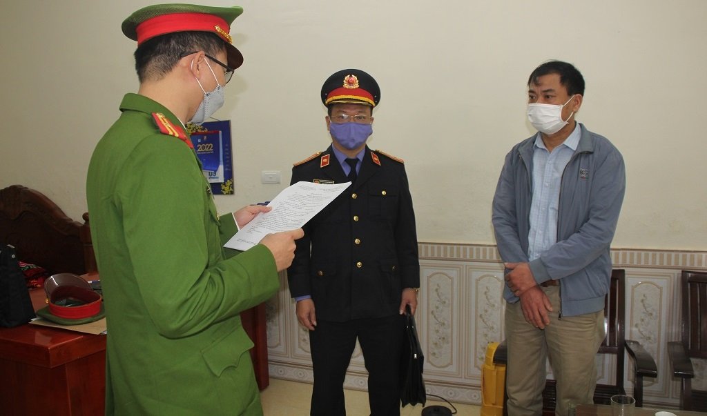 Cơ quan chức năng tiến hành tống đạt quyết định khởi tố bị can đối với Lê Văn Bình 