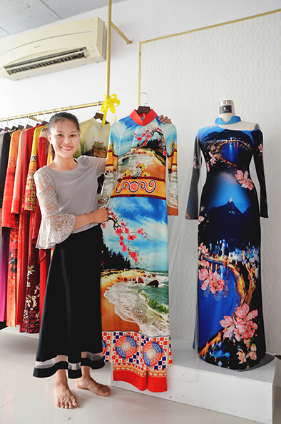 Chị Hà Diễm Quỳnh giới thiệu bộ sưu tập áo dài “Quê hương trong tôi”.