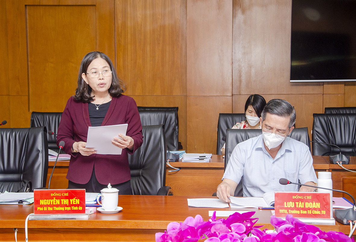 Bà Nguyễn Thị Yến, Phó Bí thư Thường trực Tỉnh ủy, Trưởng Đoàn ĐBQH tỉnh trình bày tóm tắt dự thảo Báo cáo kiểm điểm của Ban Thường vụ Tỉnh ủy năm 2021.