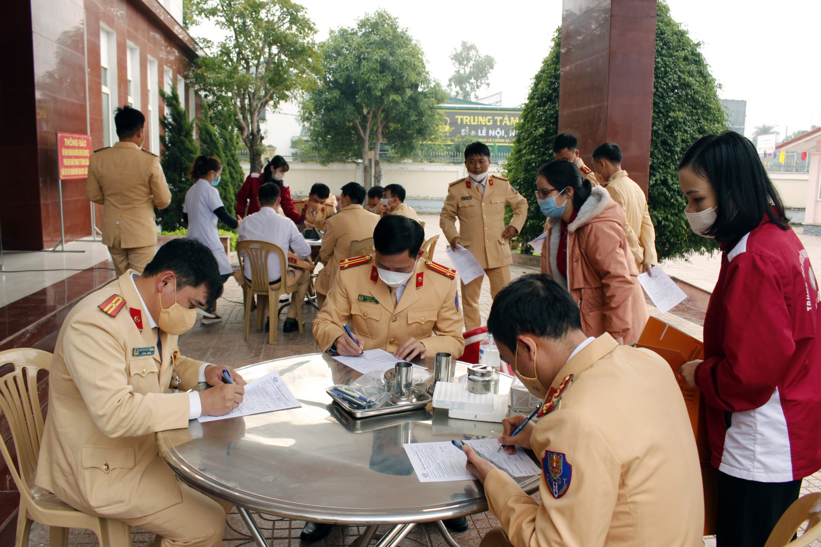 Hơn 100 CBCS đăng kí tham gia