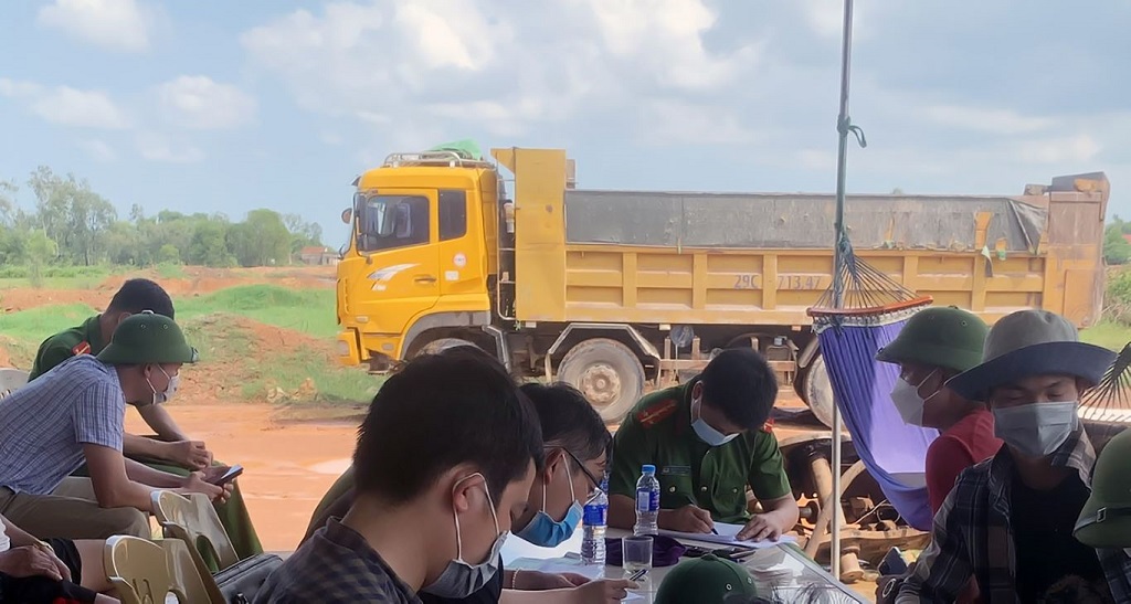 Cơ quan chức năng lập biên bản vụ việc tại đập Cầu Bơm