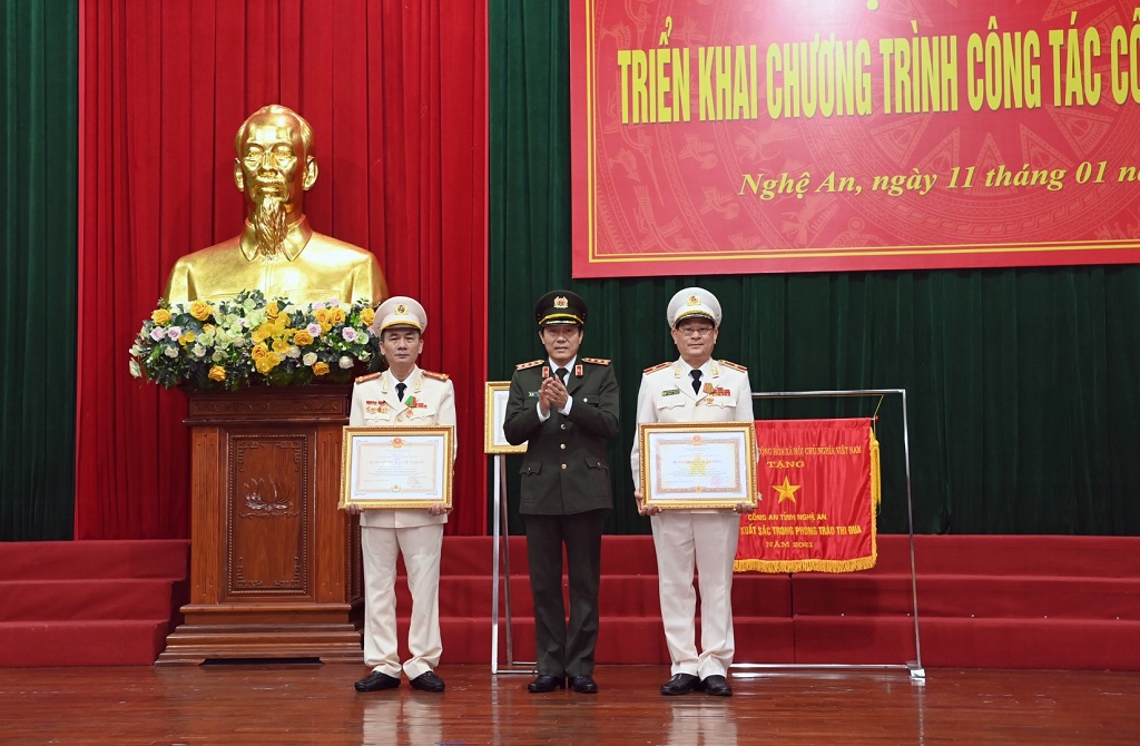 Đồng chí Thứ trưởng Lương Tam Quang trao Huân chương Quân công hạng Ba cho đồng chí Thiếu tướng Nguyễn Hữu Cầu, nguyên Giám đốc Công an tỉnh và trao Huân chương Bảo vệ Tổ quốc hạng Ba cho đồng chí Đại tá Lê Xuân Hoài, nguyên Phó Giám đốc Công an tỉnh.