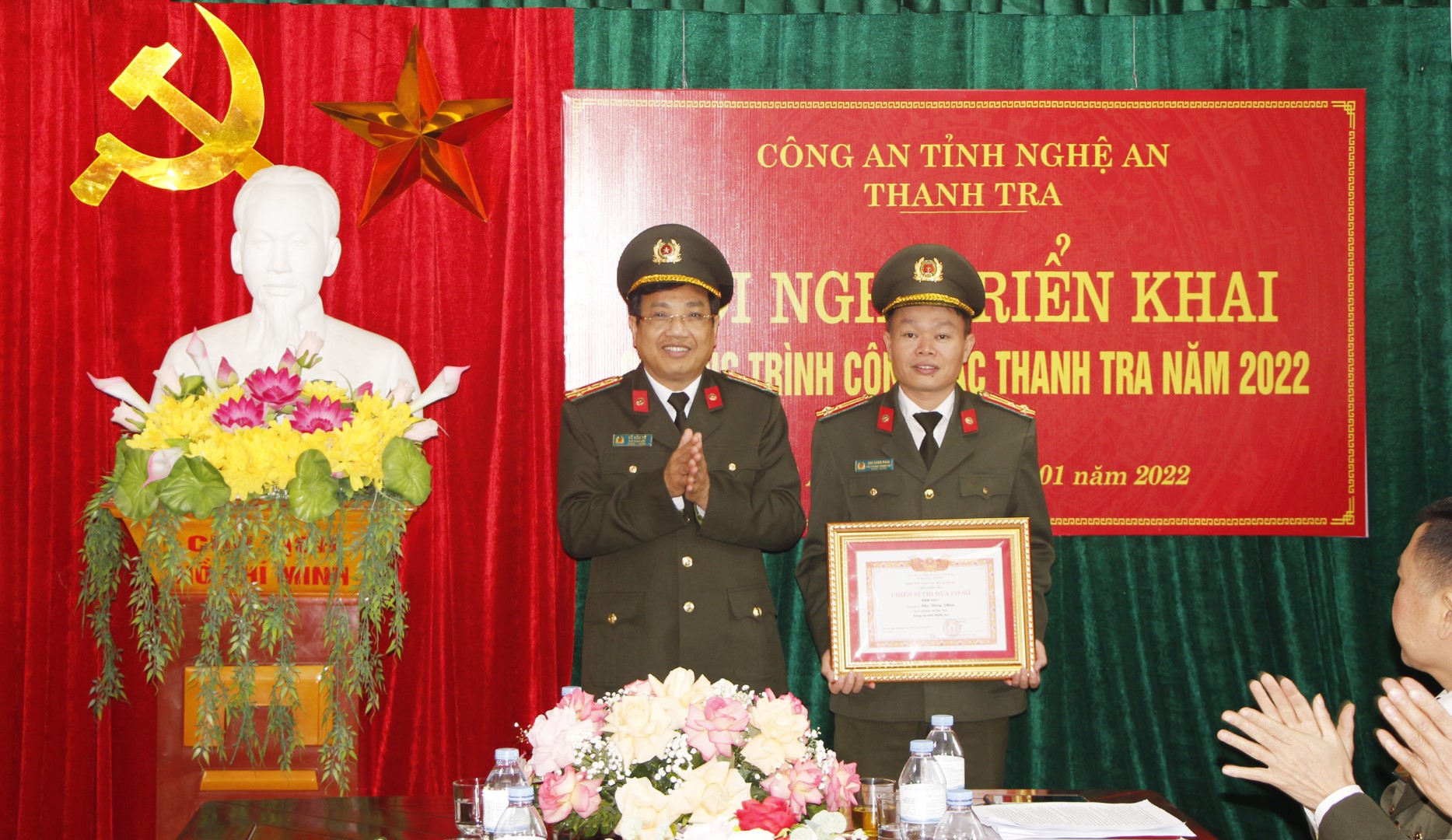 Đồng chí Đại tá Hồ Văn Tứ, Phó Giám đốc Công an tỉnh trao danh hiệu “Chiến sĩ thi đua cơ sở” năm 2021 cho Thượng tá Chu Đăng Phan.