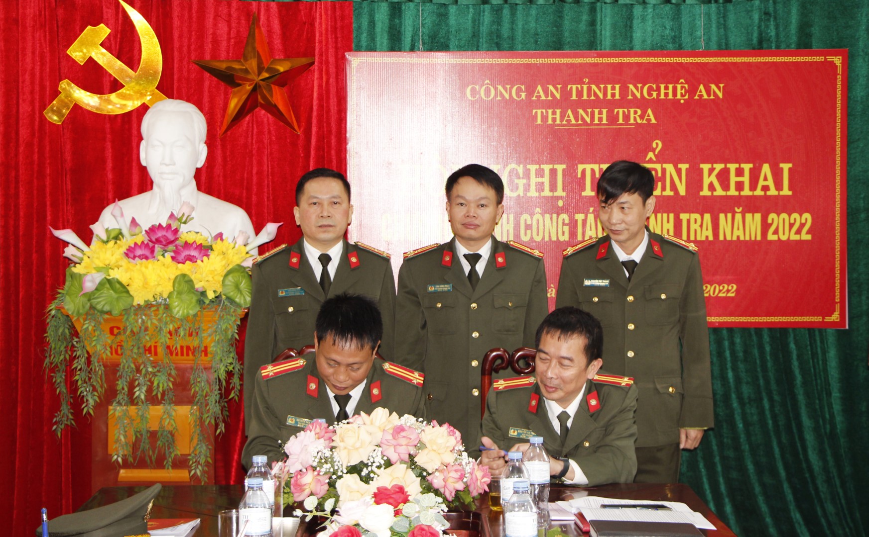 Các đội công tác kí cam kết thực hiện phong trào thi đua năm 2022