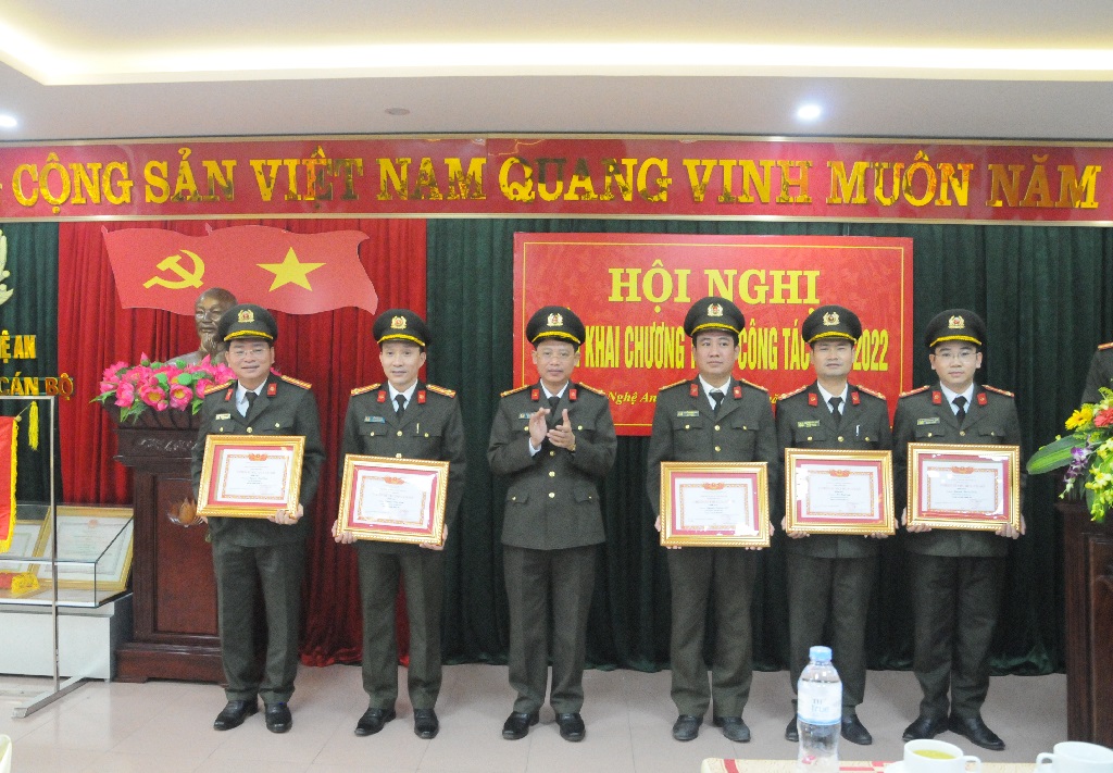 Trao danh hiệu “Chiến sỹ thi đua cơ sở” cho các cá nhân có thành tích xuất sắc