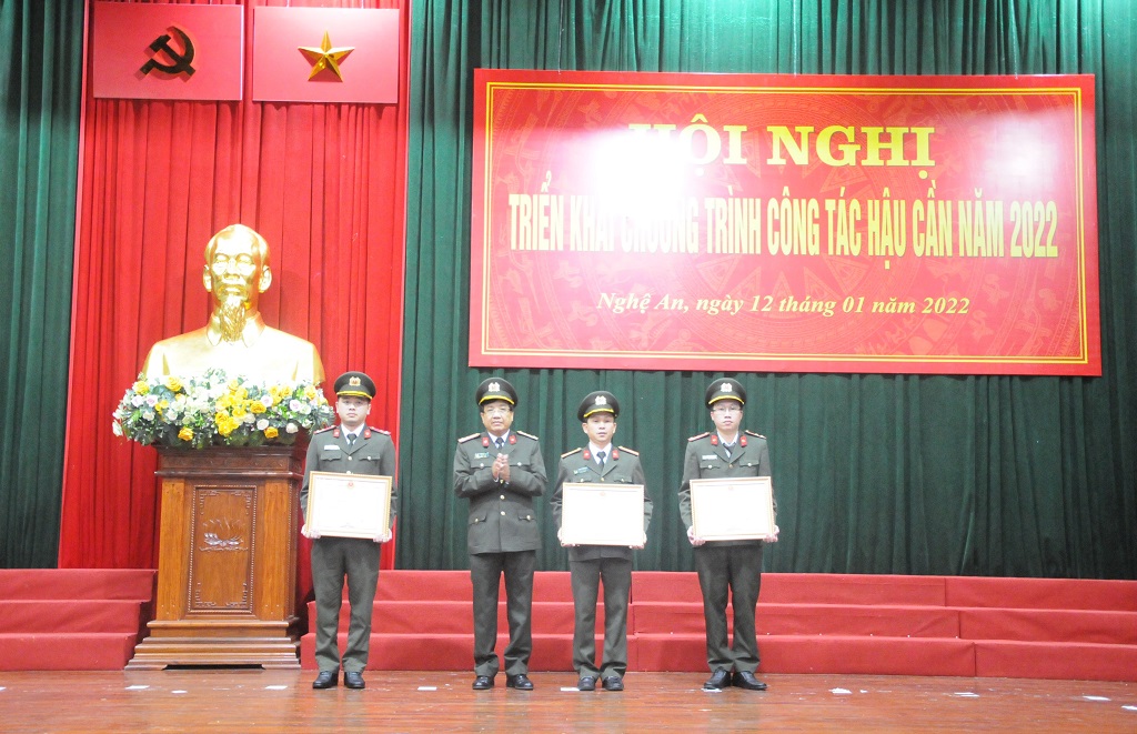 Đồng chí Đại tá Hồ Văn Tứ, Phó Giám đốc Công an tỉnh trao Bằng khen của Bộ trưởng Bộ Công an và UBND tỉnh cho các tập thể, cá nhân có thành tích xuất sắc