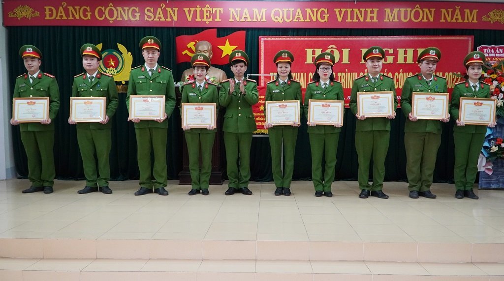 Trao Giấy khen của UBND huyện cho các tập thể và cá nhân của Công an huyện về thành tích trong công tác đảm bảo an ninh trật tự, xây dựng lực lượng và phòng chống Covid-19