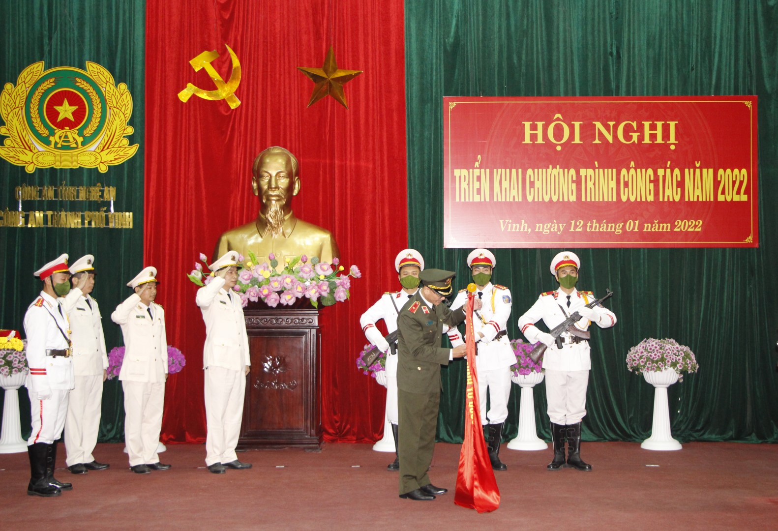 Thừa uỷ quyền, đồng chí Thiếu tướng Phạm Thế Tùng gắn Huân chương bảo vệ Tổ quốc hạng Nhì lên lá cờ truyền thống của Công an phường Hồng Sơn