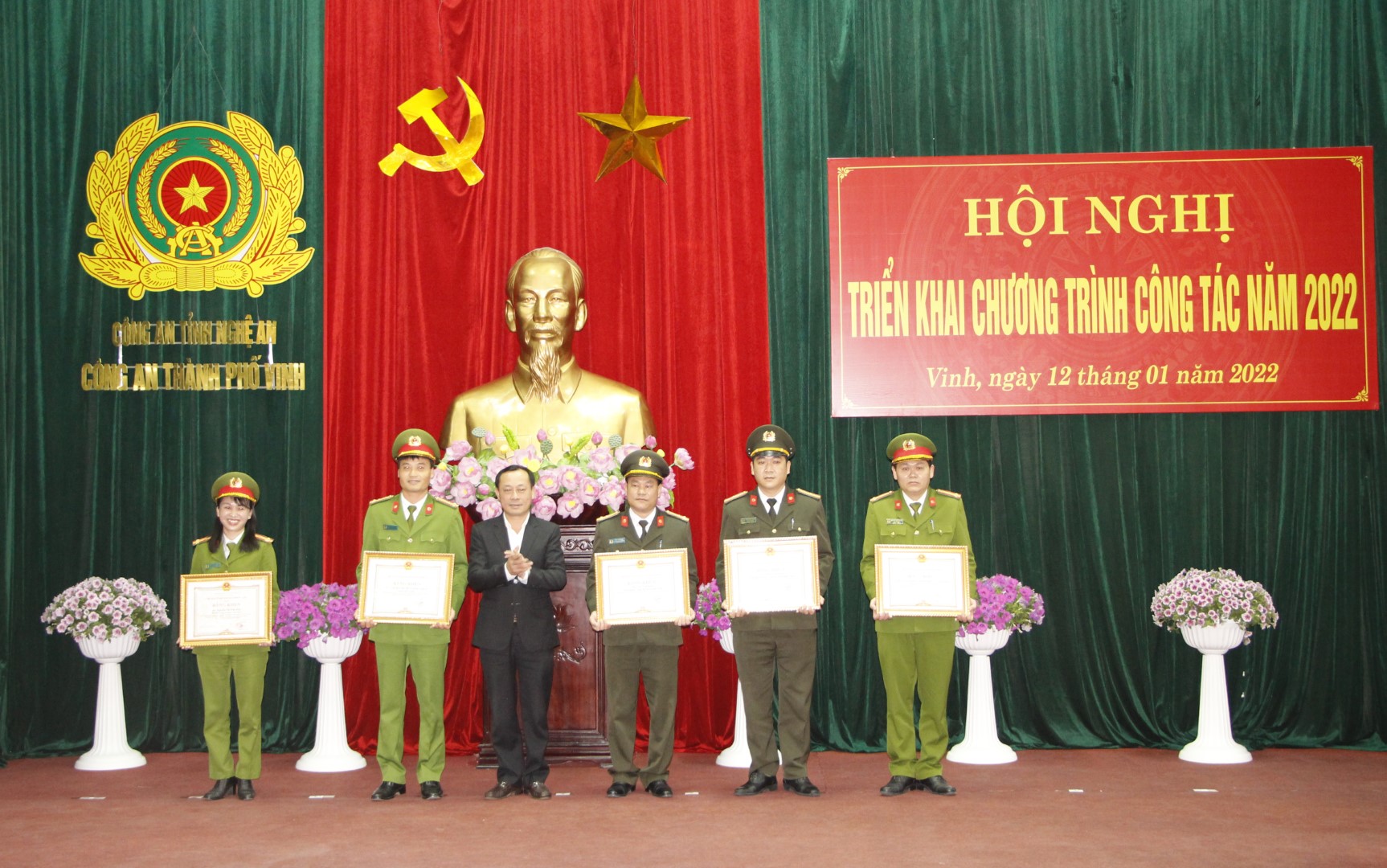 Thừa uỷ quyền, đồng chí  Phan Đức Đồng, Uỷ viên Ban Thường vụ Tỉnh uỷ, Bí thư Thành uỷ thành phố Vinh trao Bằng khen của Chủ tịch UBND tỉnh Nghệ An cho Đội Quản lý hành chính và các cá nhân xuất sắc