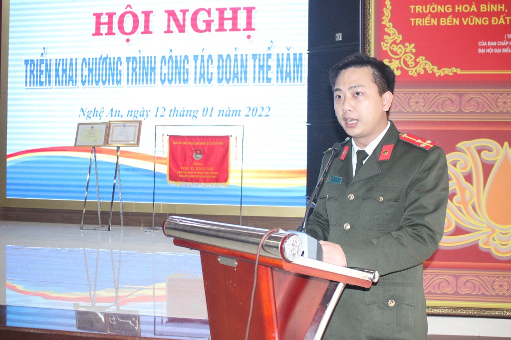 Thượng úy Dương Quốc Cường, Chủ tịch Công đoàn Công an tỉnh trình bày báo cáo kết quả công tác đoàn thể năm 2021
