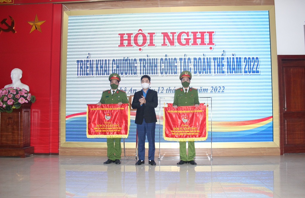 Thừa ủy quyền, đồng chí Lê Văn Lương, Bí thư Tỉnh đoàn trao Cờ của Trung ương Đoàn Thanh niên Cộng sản Hồ Chí Minh cho các tập thể có thành tích xuất sắc trong công tác Đoàn và phong trào thanh thiếu nhi năm 2021