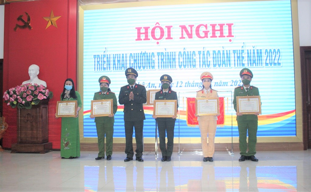 Trao Bằng khen của Công đoàn Công an nhân dân cho các tập thể