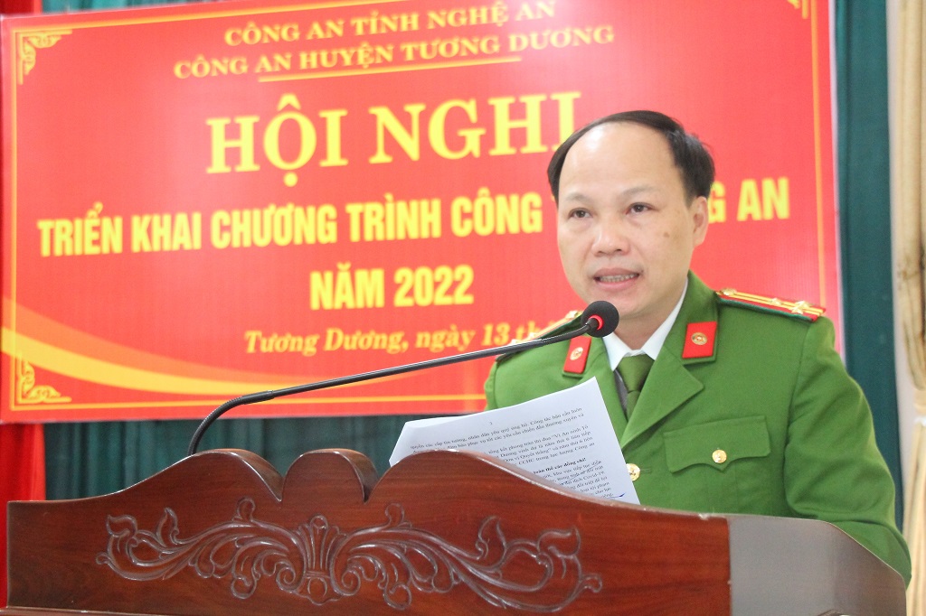 Đồng chí Thượng tá Phạm Anh Tuấn, Trưởng Công an huyện Tương Dương  phát biểu khai mạc Hội nghị 