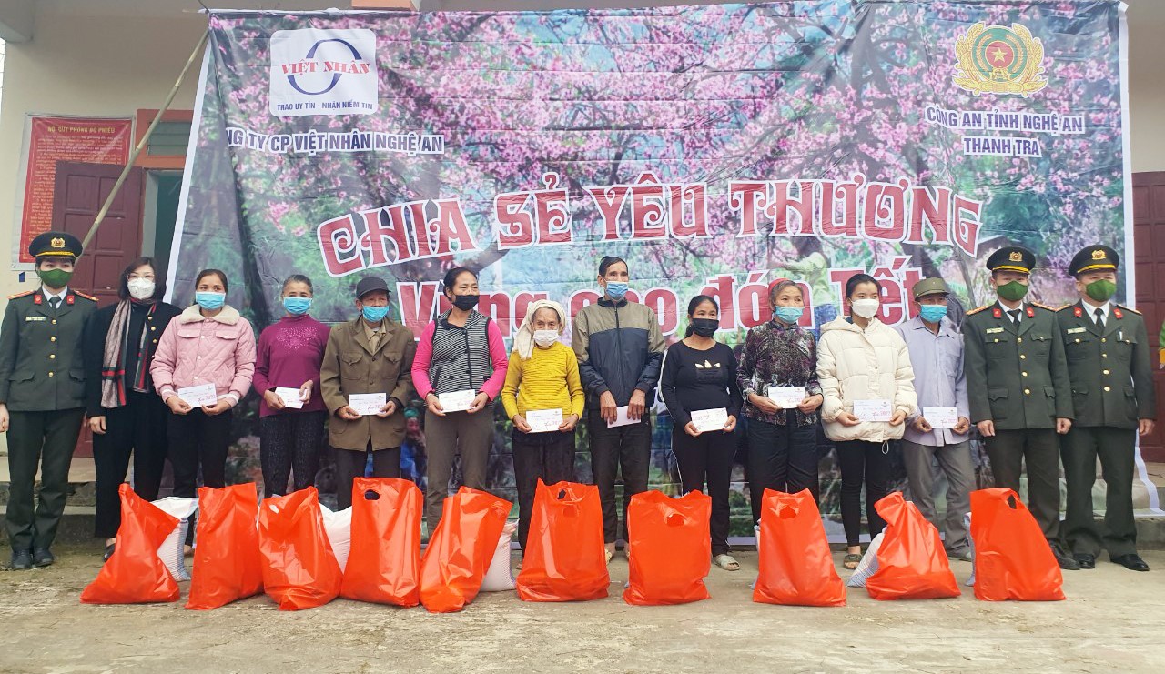 Trao qùa Tết tặng người nghèo ở xã Châu Nga