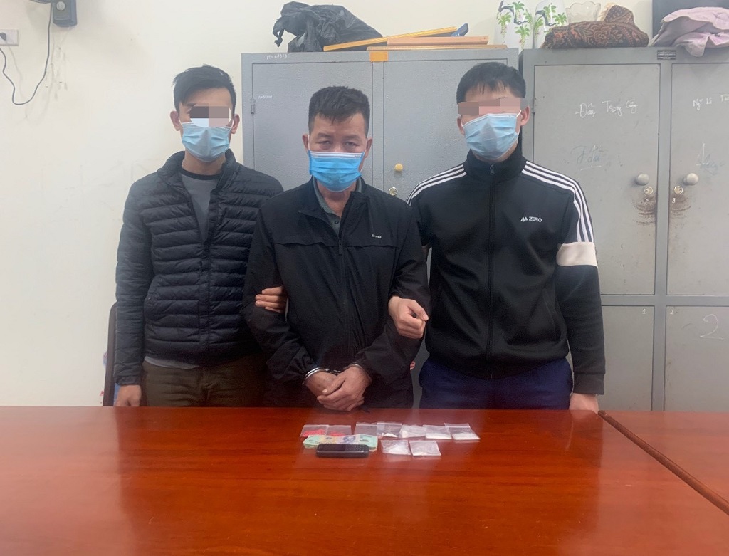 Đối tượng Phan Văn Long (giữa) tại cơ quan Công an