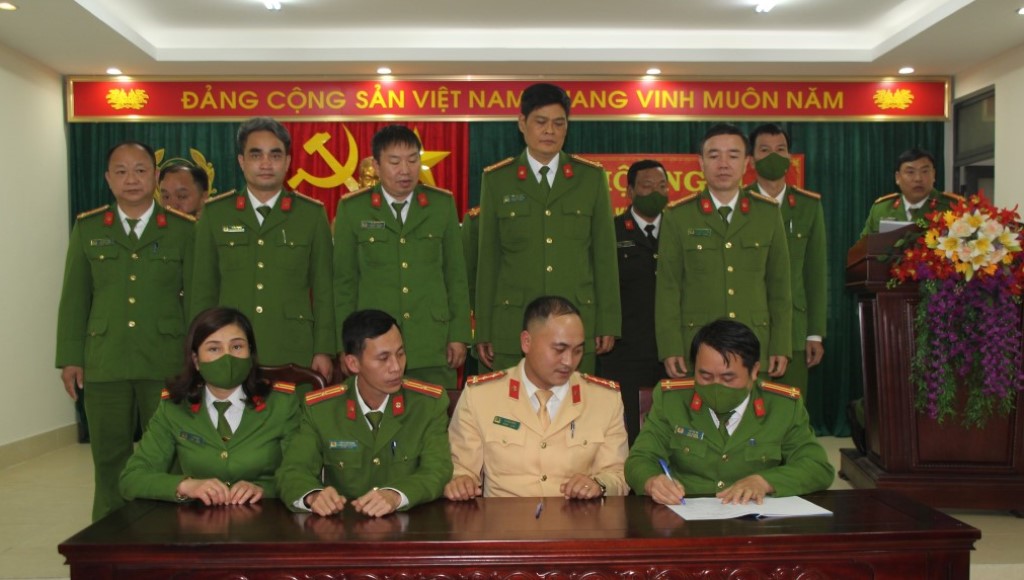   Đại diện các đội nghiệp vụ, đoàn thể ký giao ước thi đua
