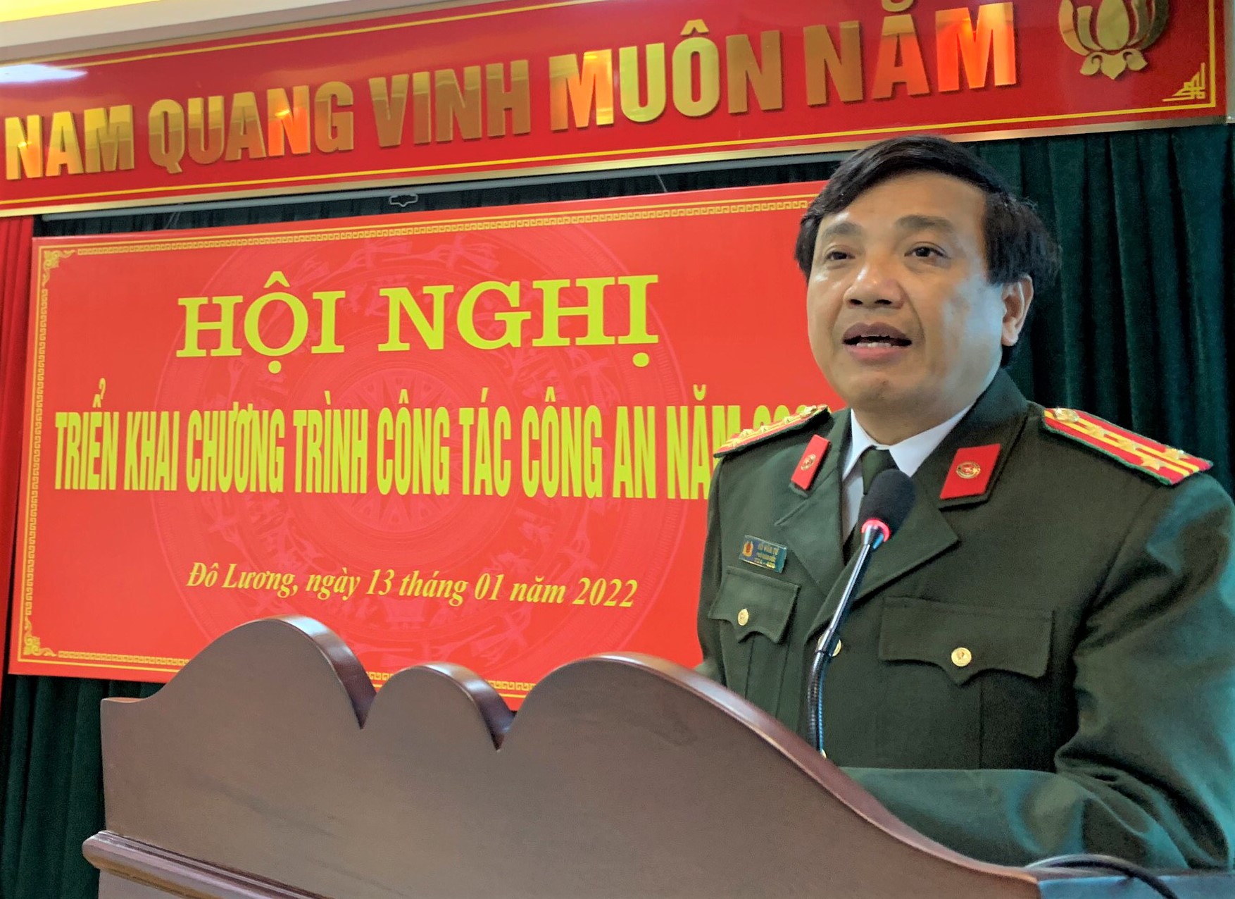 Đồng chí Đại tá Hồ Văn Tứ - Phó Giám đốc Công an tỉnh phát biểu tại hội nghị