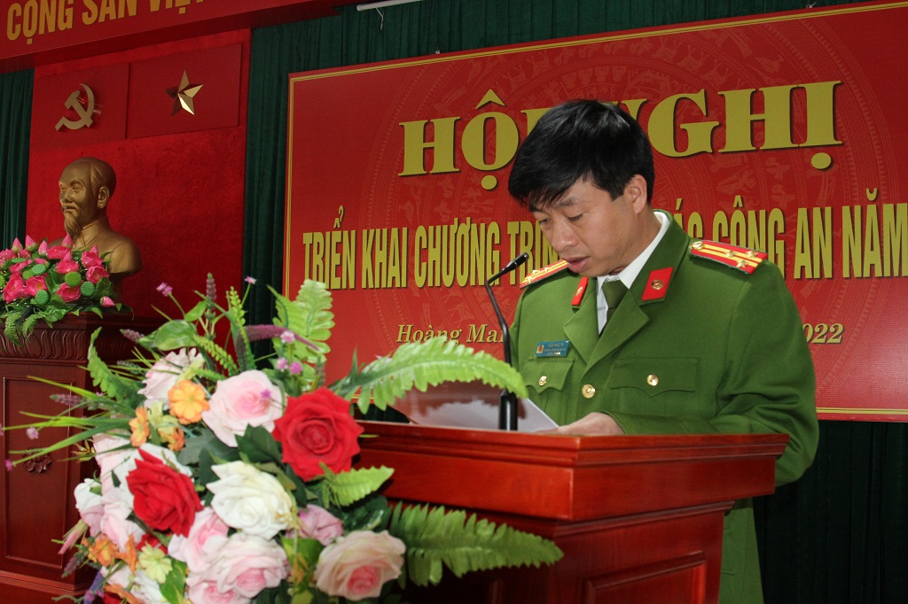 Đồng chí Thượng tá Trần Phúc Tú, Trưởng Công an thị xã Hoàng Mai kết luận Hội nghị