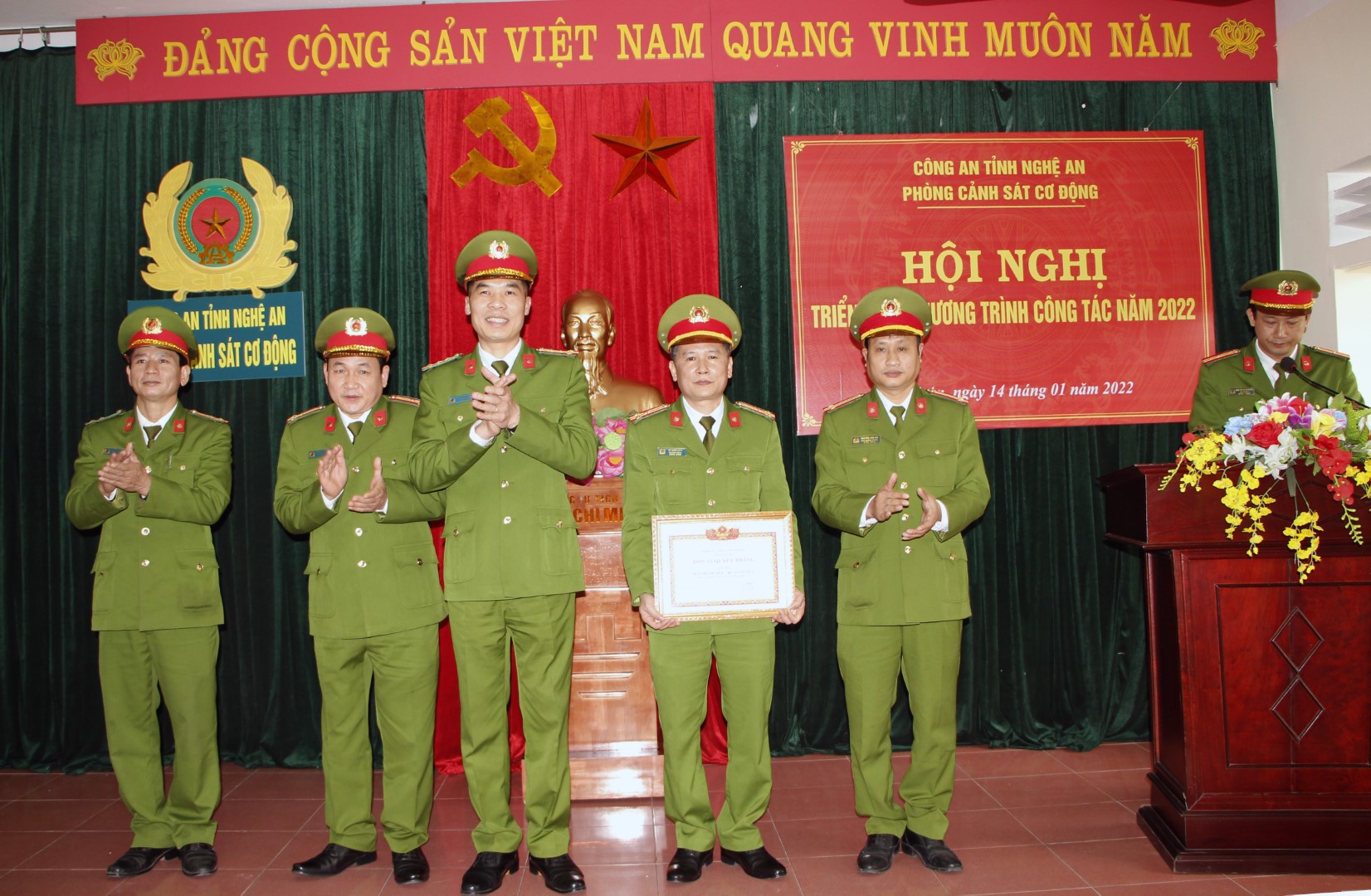 Đồng chí Đại tá Cao Minh Huyền trao danh hiệu “Đơn vị văn hóa, kiểu mẫu về điều lệnh Công an nhân dân” cho Phòng CSCĐ