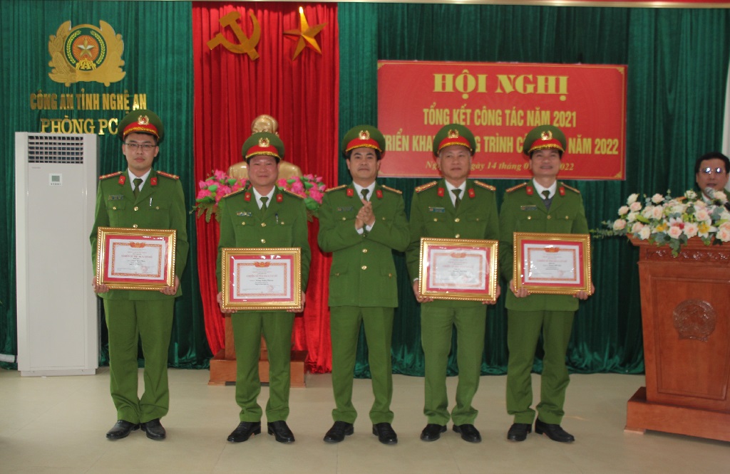 Trao thưởng cho các tập thể, cá nhân có thành tích xuất sắc trong thực hiện nhiệm vụ công tác