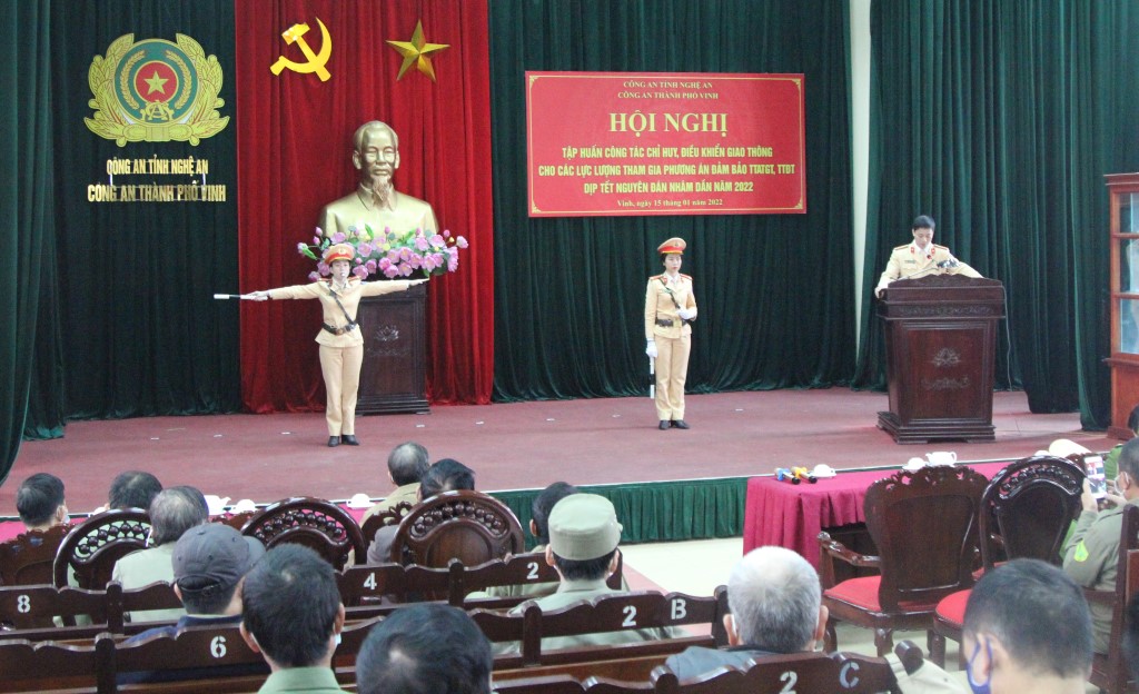 Hướng dẫn các động tác và âm hiệu còi cho học viên tham gia