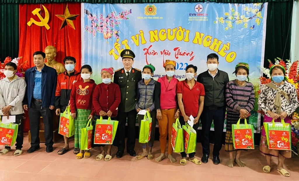 Đồng chí Đại tá Lê Văn Thái, Phó Giám đốc Công an tỉnh trao quà cho các hộ nghèo tại xã Hữu Khuông