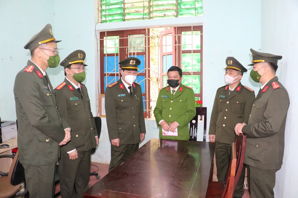 Tiếp đó đoàn công tác Lãnh đạo Công an tỉnh và các đơn vị chức năng liên quan đã trực tiếp đến thăm, tặng quà Công an xã Hữu Khuông, đồng chí Đại tá Lê Văn Thái, Phó Giám đốc Công an tỉnh thăm hỏi động viên Công an xã Hữu Khuông