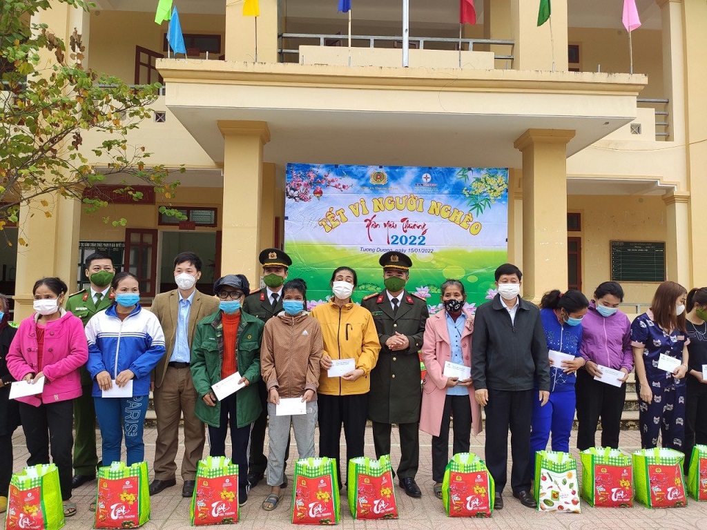Trao quà Tết cho các hộ nghèo xã Lượng Minh