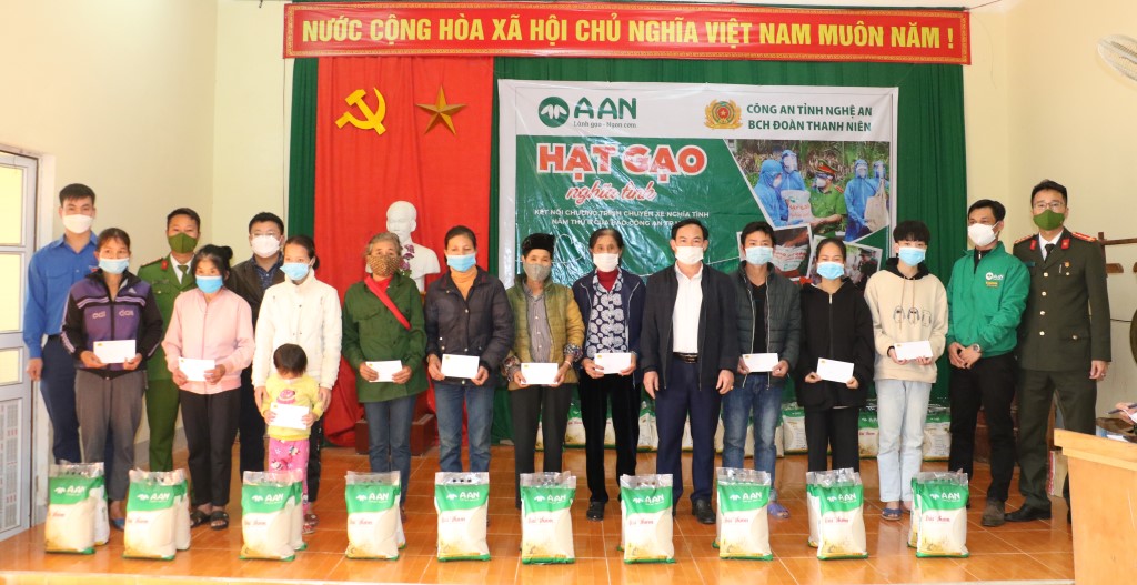 1.	Các phần quà ý nghĩa được gửi đến bà con Nhân dân xã Yên Khê, huyện Con Cuông 