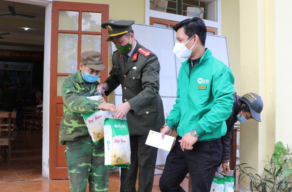 Sẻ chia với những hoàn cảnh khó khăn bằng việc làm thiết thực