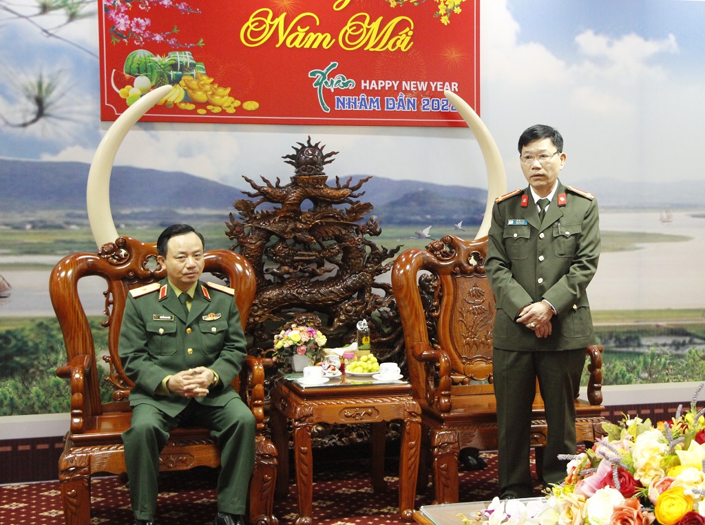Đồng chí Đại tá Lê Văn Thái, Phó Giám đốc Công an tỉnh cảm ơn sự quan tâm giúp đỡ của lãnh đạo Quân khu 4 trong năm 2021, góp phần giúp Công an tỉnh Nghệ An hoàn thành tốt nhiệm vụ