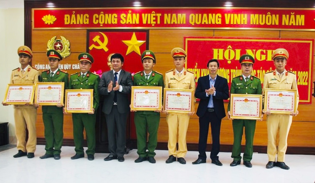 Công an tỉnh Nghệ An và huyện Quỳ Châu khen thưởng đột xuất cho Công an huyện Quỳ Châu về những thành tích xuất sắc trong những ngày đầu ra quân đợt cao điểm tấn công, trấn áp tội phạm, đảm bảo an ninh trật tự trước, trong và sau Tết Nguyên đán Nhâm Dần 2022