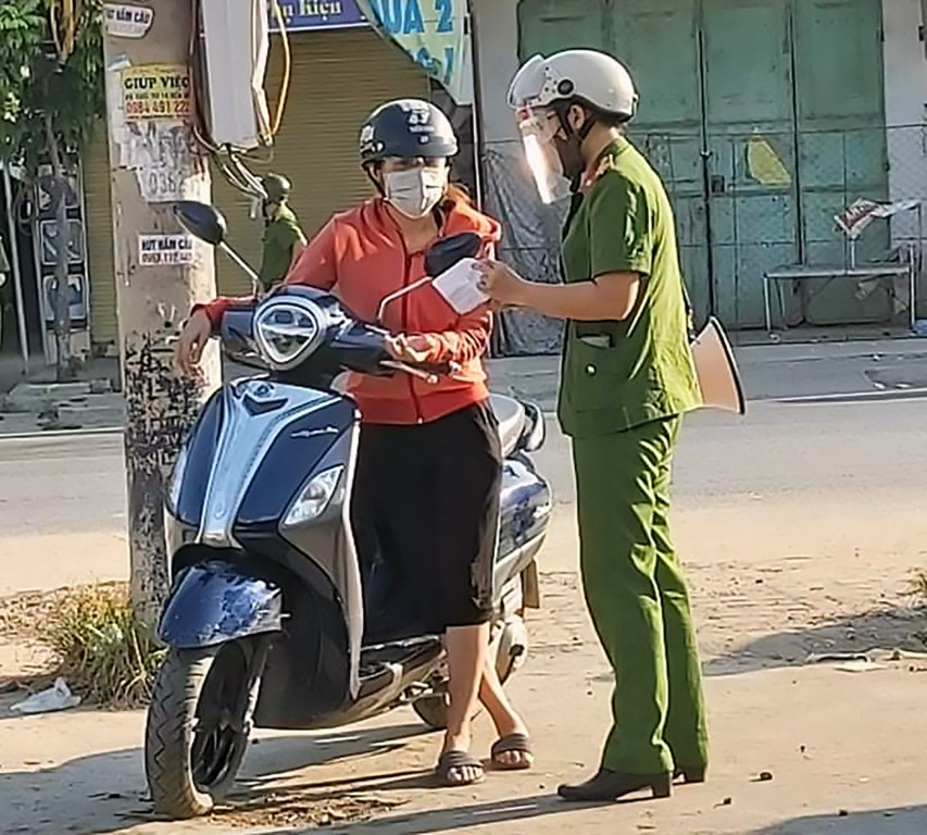 Tuyên truyền pháp luật, hướng dẫn người dân tham gia giao thông