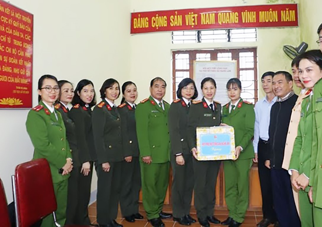 Hội Phụ nữ Công an tỉnh tặng quà nữ cán bộ Công an xã