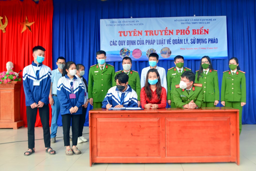 Lực lượng Công an tăng cường tuyên truyền, vận động các tầng lớp Nhân dân, học sinh, sinh viên ký cam kết không vi phạm pháp luật về pháo