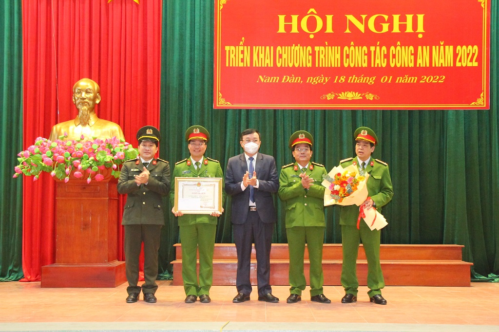 Đồng chí Nguyễn Hồng Sơn, Chủ tịch UBND huyện Nam Đàn trao tặng Giấy khen cho tập thể Công an huyện Nam Đàn có thành tích xuất sắc trong phong trào thi đua “Vì an ninh Tổ quốc” năm 2021