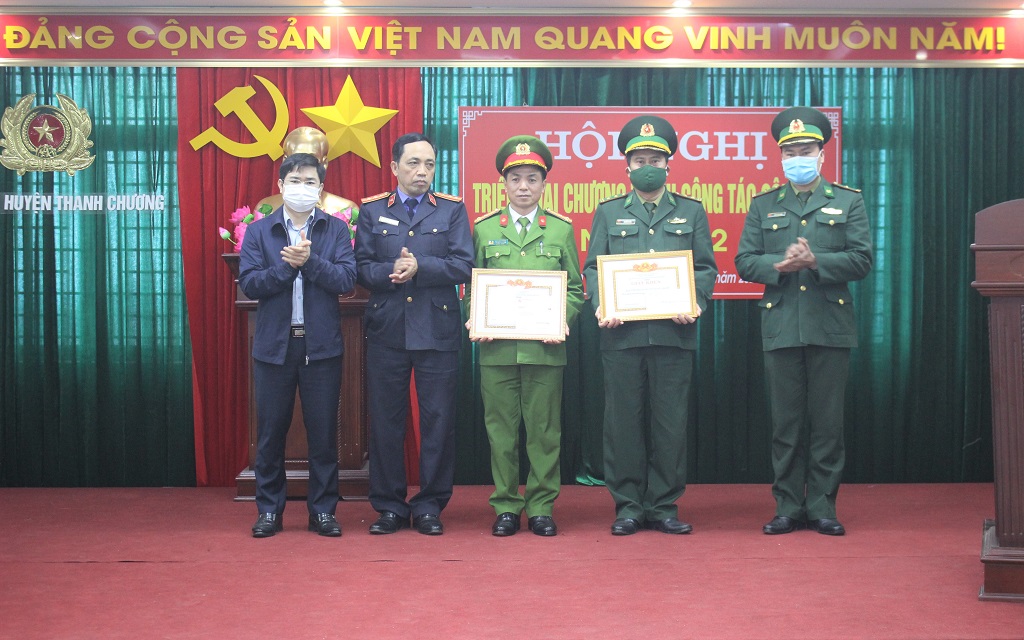 Đồng chí Trình Văn Nhã, Chủ tịch UBND huyện Thanh Chương trao thưởng cho các Ban chuyên án có thành tích xuất sắc trong đấu tranh với tội phạm ma túy
