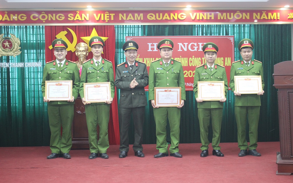 Trao thưởng các tập thể, cá nhân có thành tích xuất sắc trong thực hiện nhiệm vụ công tác năm 2021