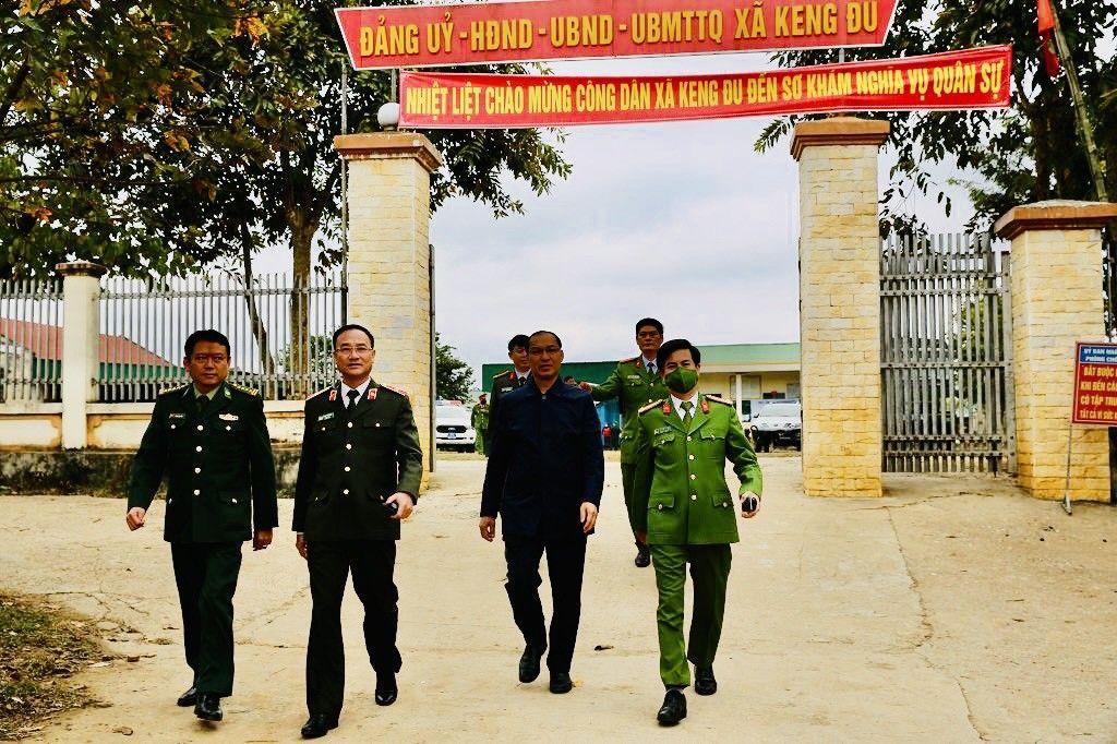 Đồng chí Thiếu tướng Phạm Thế Tùng, Uỷ viên Ban Thường vụ Tỉnh ủy, Giám đốc Công an tỉnh dẫn đầu đoàn công tác đến thăm, chúc Tết và tặng quà cho bà con, cán bộ, chiến sỹ xã Keng Đu, huyện Kỳ Sơn