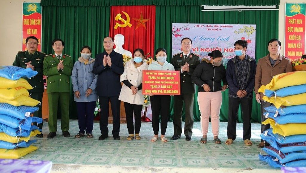 Đồng chí Thiếu tướng Phạm Thế Tùng, Giám đốc Công an tỉnh và đồng chí Đại tá Nguyễn Đức Hải, Phó Giám đốc Công an tỉnh tặng quà các đối tượng chính sách, người có hoàn cảnh khó khăn tại các xã Lưu Kiền, Xá Lượng và Lượng Minh của huyện Tương Dương