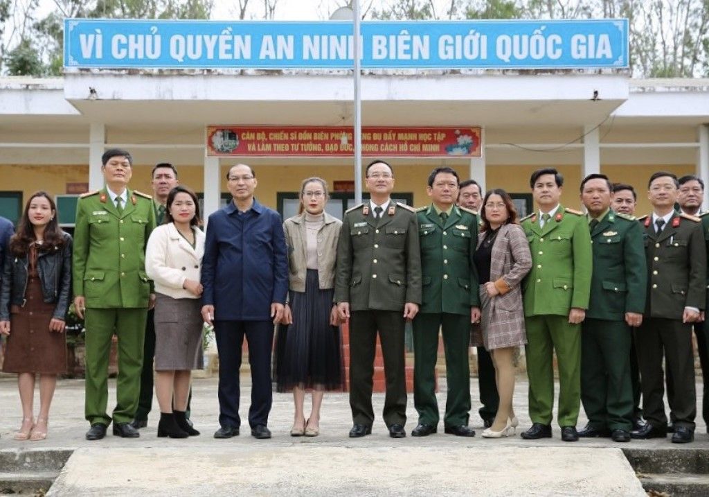 Đoàn công tác chụp ảnh lưu niệm với cán bộ, chiến sỹ Đồn Biên phòng Keng Đu và chốt phòng, chống dịch Kèo Sơn, xã Keng Đu, huyện Kỳ Sơn