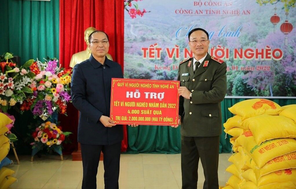 Thay mặt Tỉnh ủy, HĐND, UBND, UBMTTQ tỉnh Nghệ An, đồng chí Thiếu tướng Phạm Thế Tùng, Uỷ viên Ban Thường vụ Tỉnh ủy, Giám đốc Công an tỉnh đã trao tặng 4.000 suất quà trị giá 02 tỷ đồng cho đồng bào huyện biên giới Kỳ Sơn