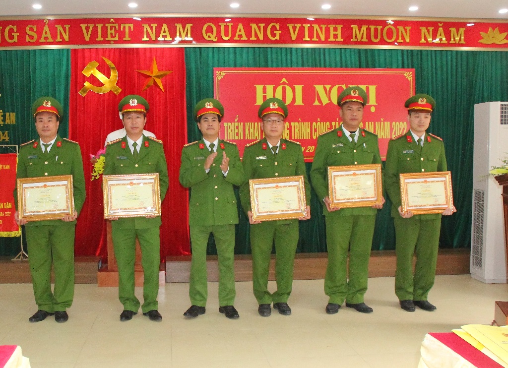 Thừa ủy quyền, đồng chí Đại tá Nguyễn Đức Hải, Phó Giám đốc Công an tỉnh trao Bằng khen của Bộ Công an cho các cá nhân