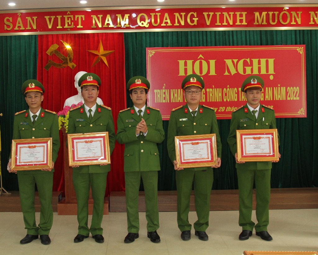 Trao thưởng cho các tập thể, cá nhân có thành tích xuất sắc trong thực hiện nhiệm vụ công tác năm 2021