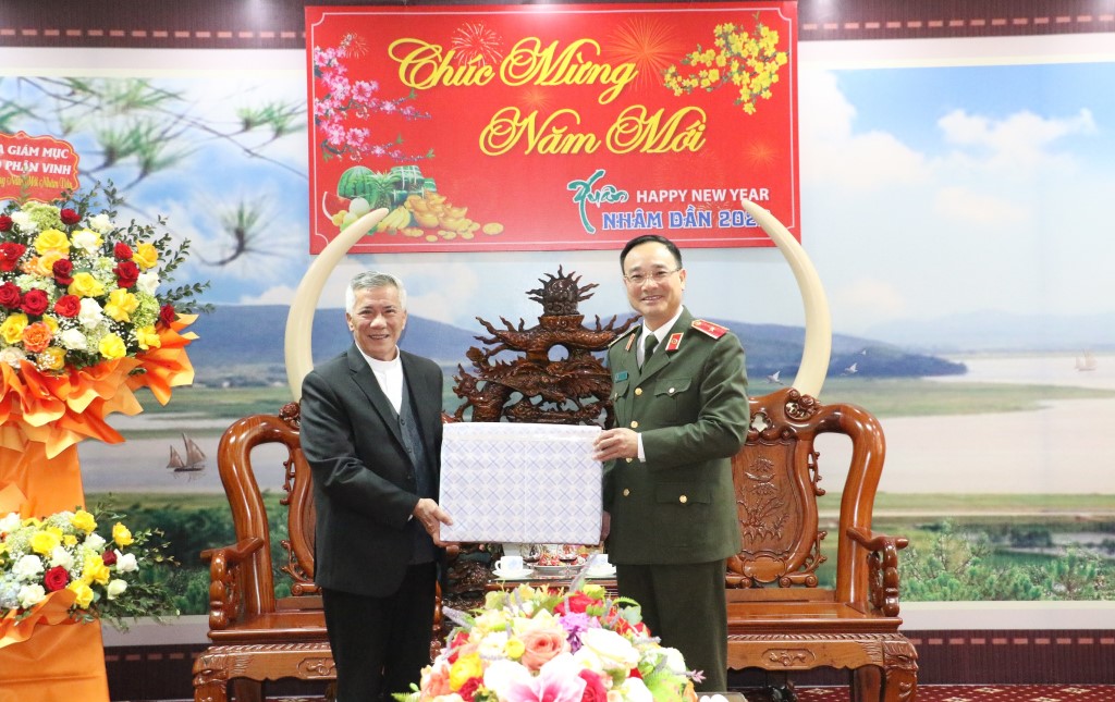 Đức Giám mục Anphong Nguyễn Hữu Long tặng quà chúc mừng Công an tỉnh nhân dịp đón năm mới 2022