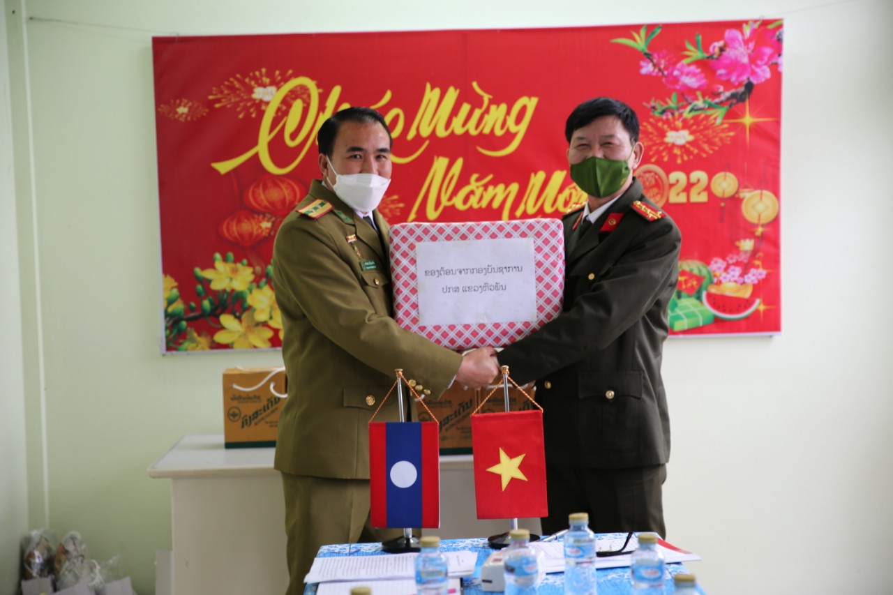 Đoàn công tác của Công an tỉnh Hủa Phăn (CHDCND Lào) tặng quà và chúc Tết cán bộ, chiến sỹ Công an tỉnh Nghệ An