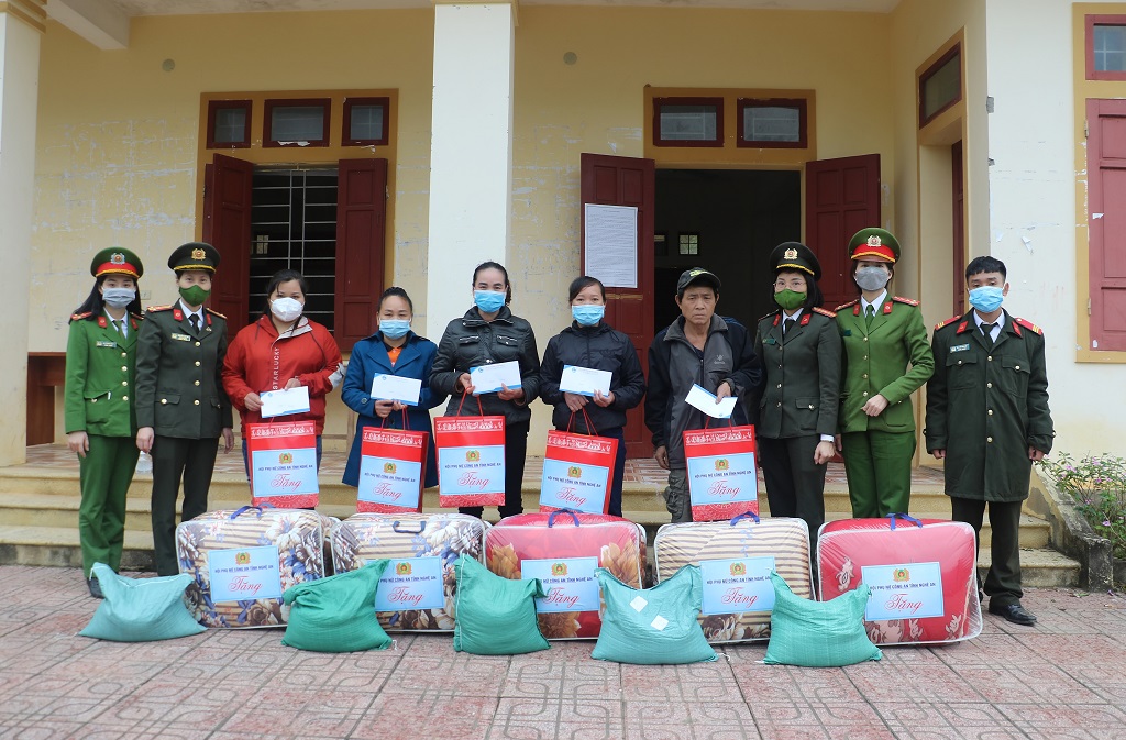 Những phần quà được trao đến bà con Nhân dân tại xã Lượng Minh