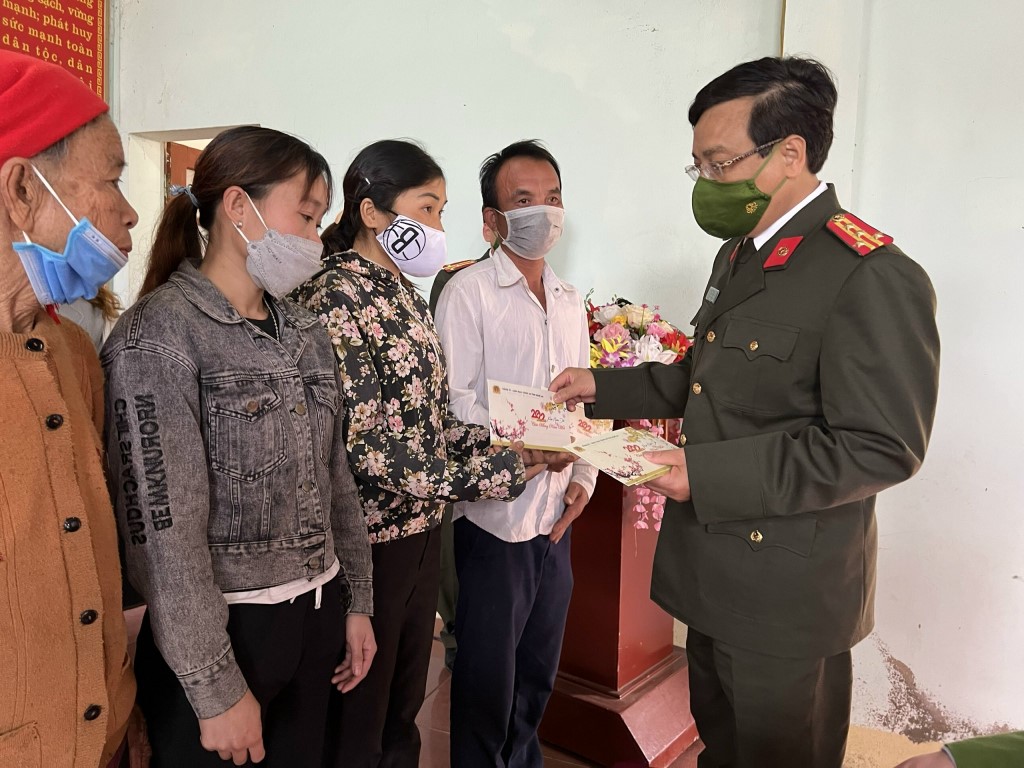 Trao quà cho các hộ nghèo xã Châu Hoàn, huyện Quỳ Châu