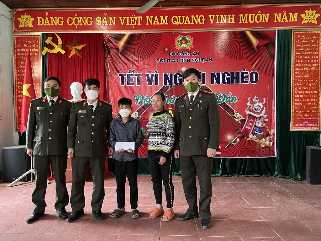 Phòng Công tác đảng và công tác chính trị tặng quà em Hà Anh Quốc